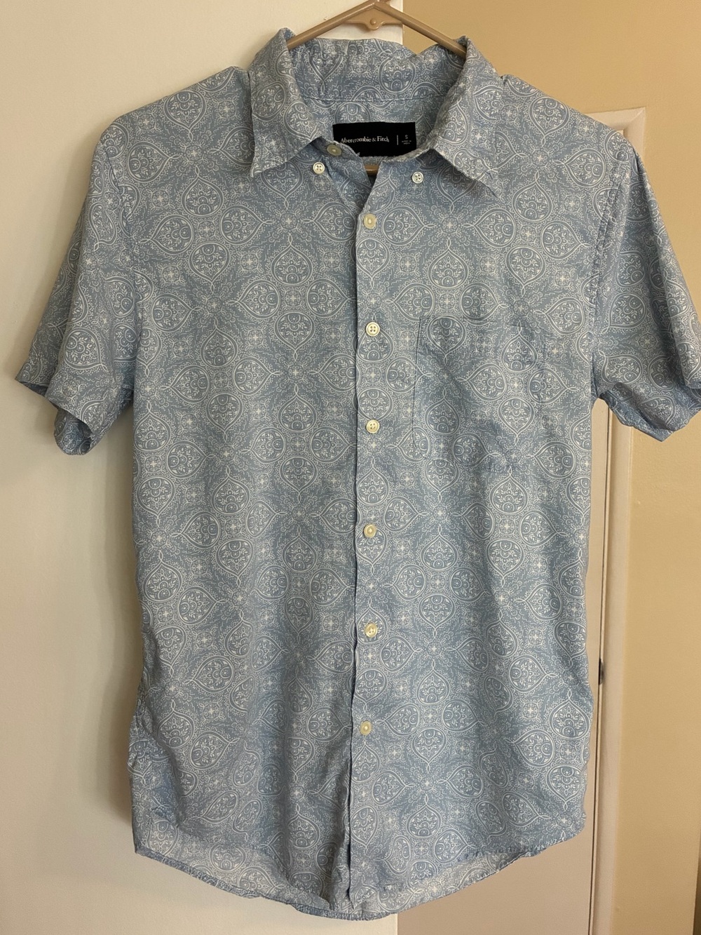 Abercrombie & Fitch Light Blue Paisley Short-Sleeve Button-Down Shirt S